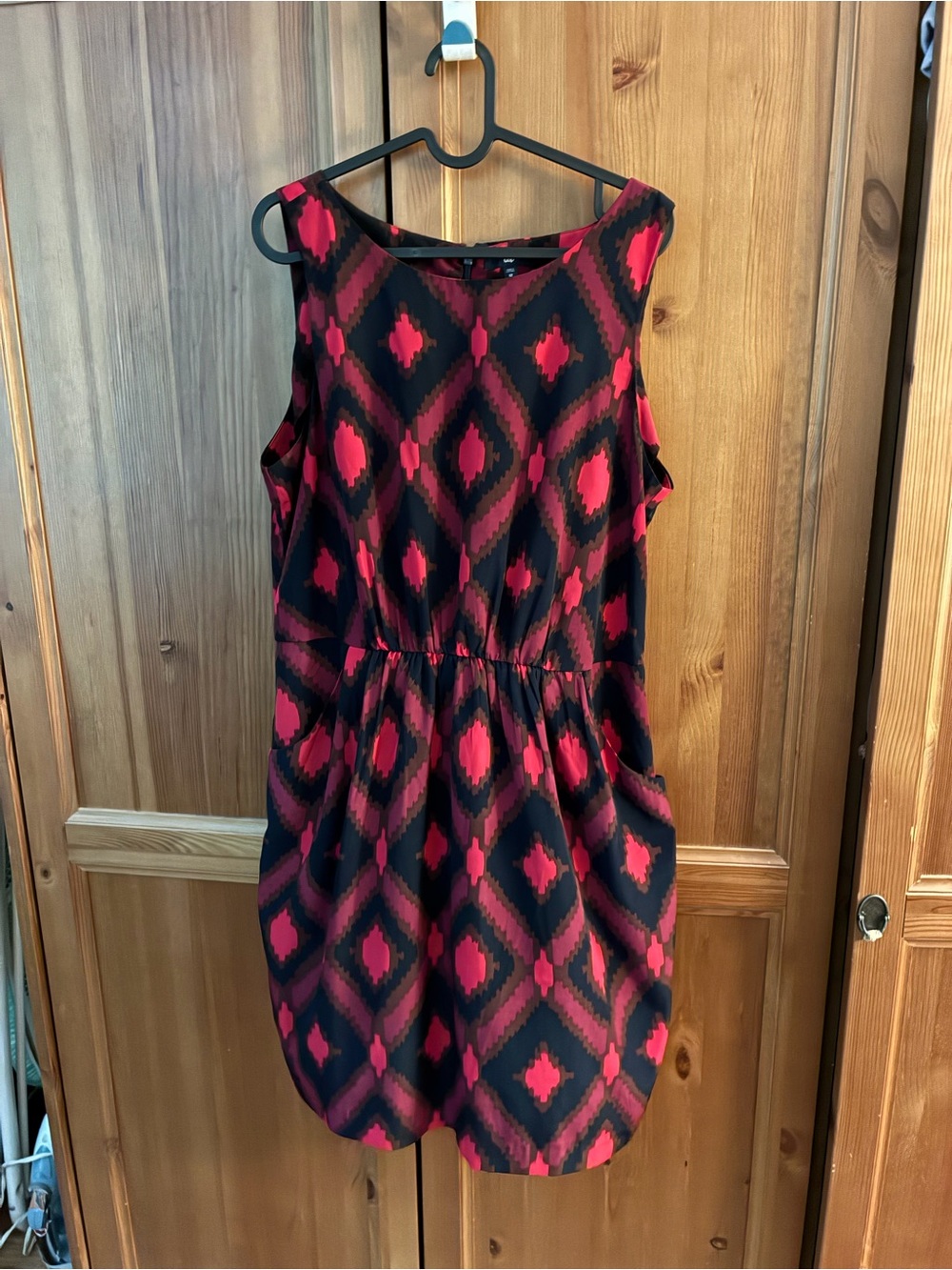 GAP Sleeveless Black and Red Geo Print Dress